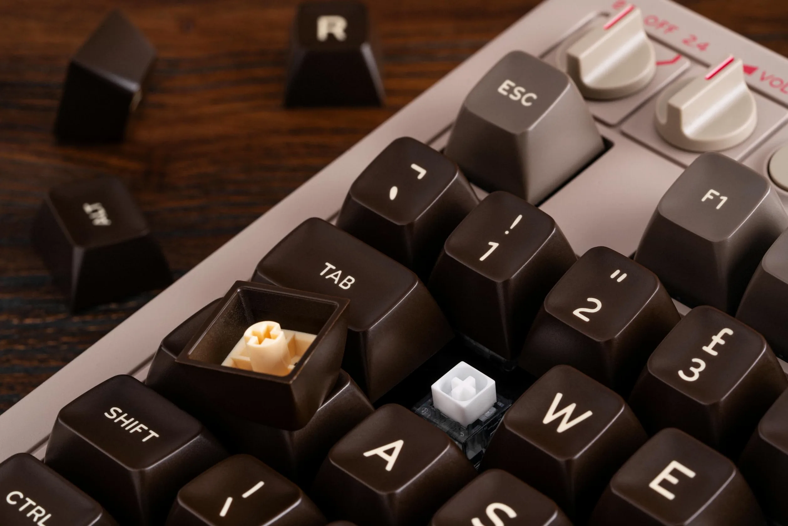 8Bitdo Tastiera meccanica retrò, tastiera da gioco hot switchable Bluetooth/2.4G con 87 tasti, doppio super tasto e super stick per Windows e Android - Layout ISO UK - Edizione C64