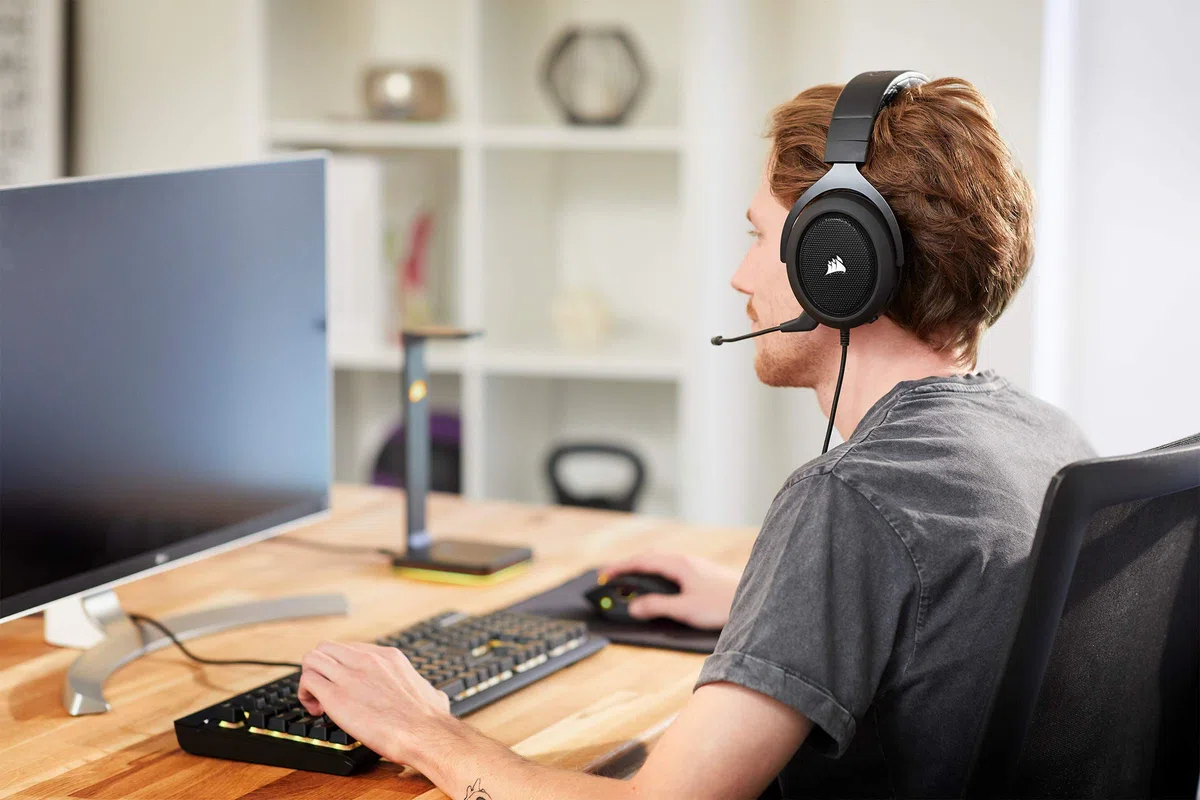Corsair HS60 Pro Surround Cuffie Gaming con Microfono, Audio 7.1, Memory Foam, Rumore, Nero