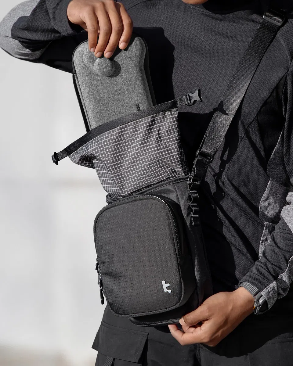 tomtoc Sling Bag per Custodia Slim per Console di Gioco Portatili, Borsa a Tracolla da Viaggio per Steam Deck, ROG Xbox Ally X, Switch 2, PS Portal, Borsa Roll-Top per Cavi di Ricarica e Accessori