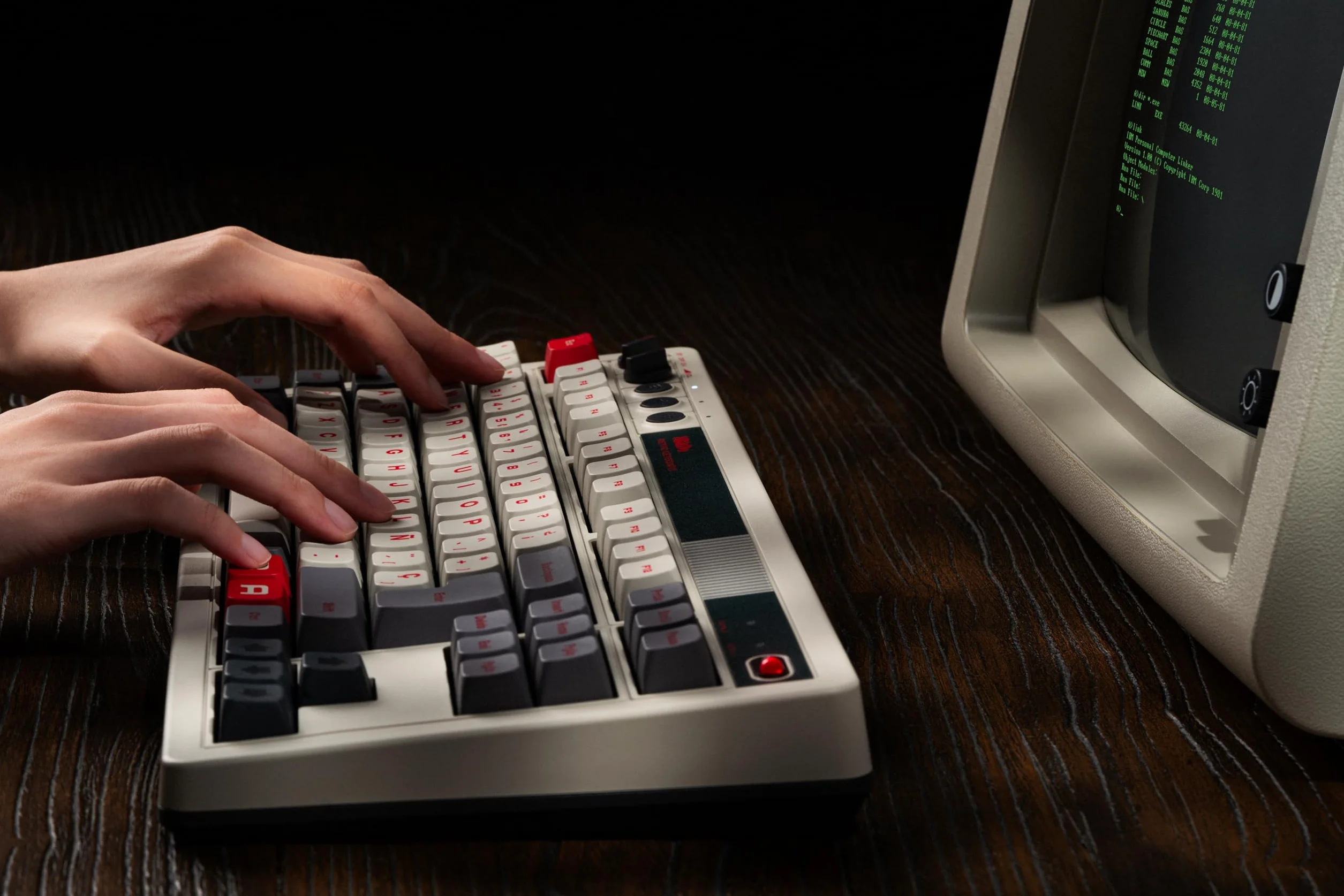 8Bitdo Tastiera meccanica retrò, tastiera da gioco sostituibile a caldo Bluetooth/2.4G / USB-C, 87 tasti, doppi pulsanti super programmabili per Windows e Android - QWERTY Spagnolo ISO Dü