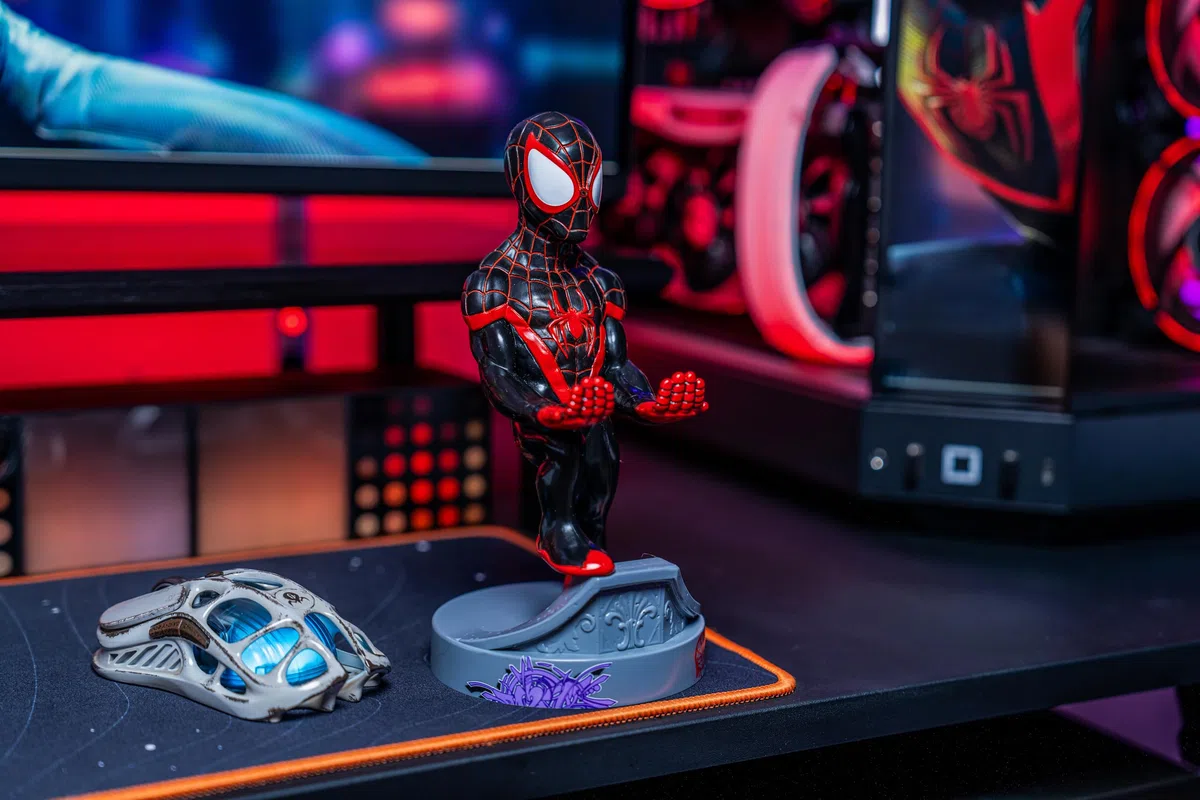 Cableguys Marvel Miles Morales Supporto Controller e Telefono - Porta Cellulare per Xbox, PlayStation, Accessori Gaming per Scrivania