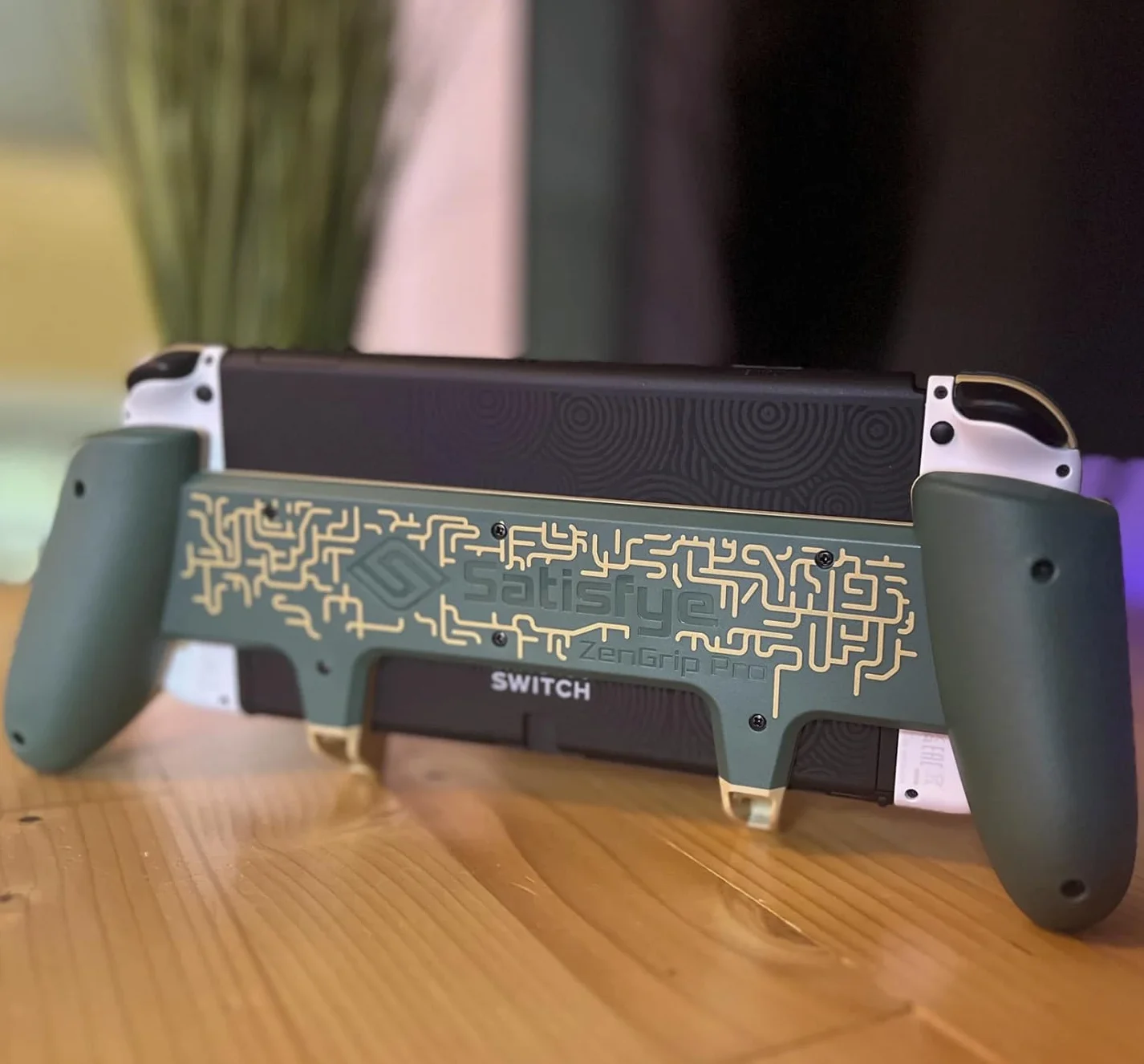 Satisfye - ZenGrip Pro Gen 3 OLED, un'impugnatura per interruttore compatibile con Nintendo Switch - Impugnatura comoda ed ergonomica, Joy Con e controllo interruttore. Accessori per interruttori n. 1