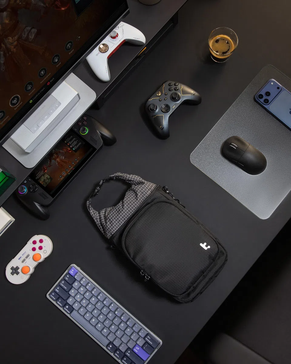 tomtoc Sling Bag per Custodia Slim per Console di Gioco Portatili, Borsa a Tracolla da Viaggio per Steam Deck, ROG Xbox Ally X, Switch 2, PS Portal, Borsa Roll-Top per Cavi di Ricarica e Accessori