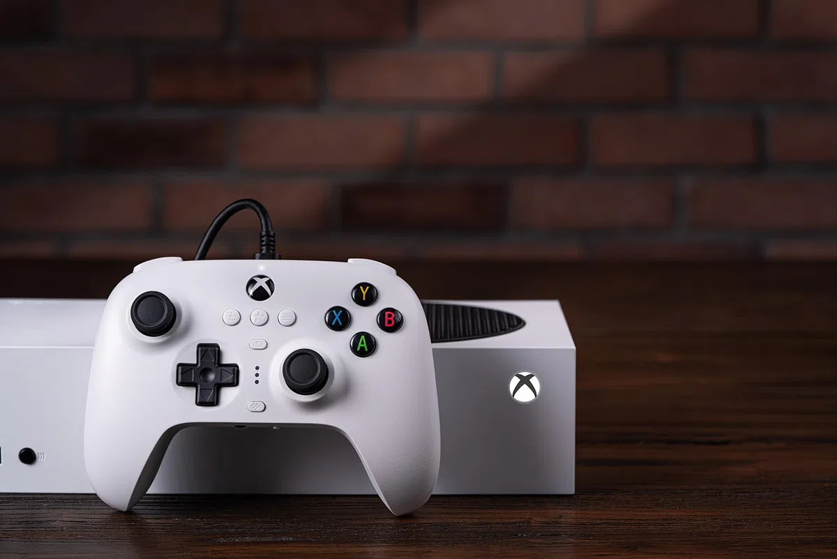 8Bitdo Ultimate Wired Controller for Xbox, Hall Effect Joystick Update, Compatible with Xbox Series X|S, Xbox One, Windows 10 & Windows 11 - Officially Licensed (White)