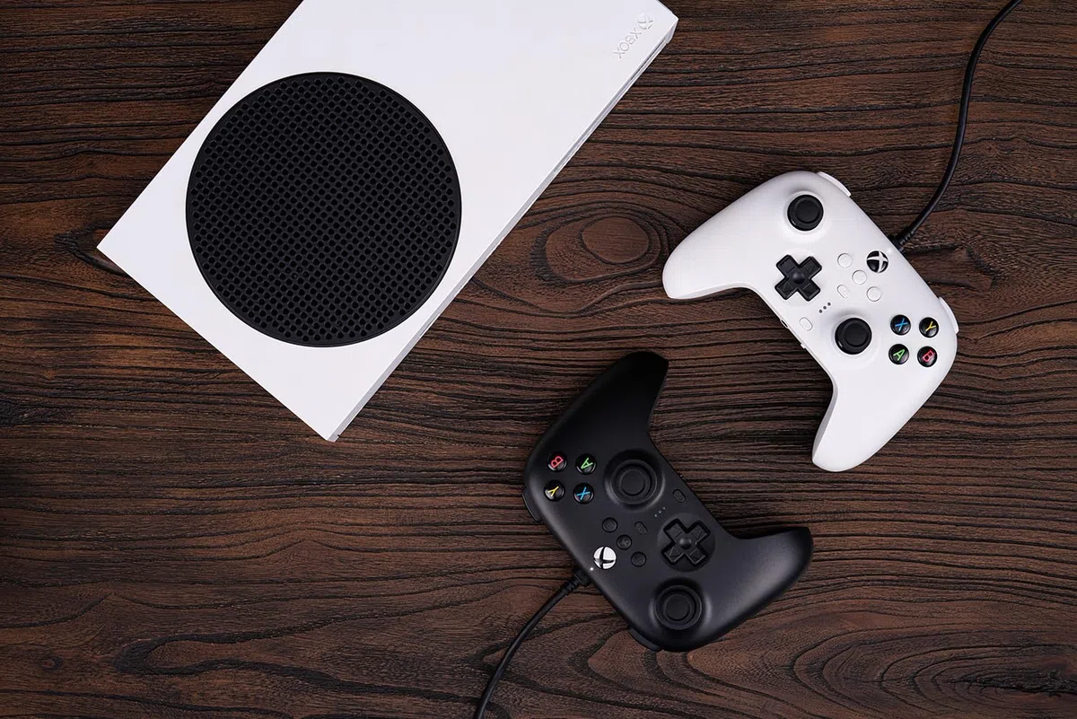 8Bitdo Ultimate Wired Controller for Xbox, Hall Effect Joystick Update, Compatible with Xbox Series X|S, Xbox One, Windows 10 & Windows 11 - Officially Licensed (White)