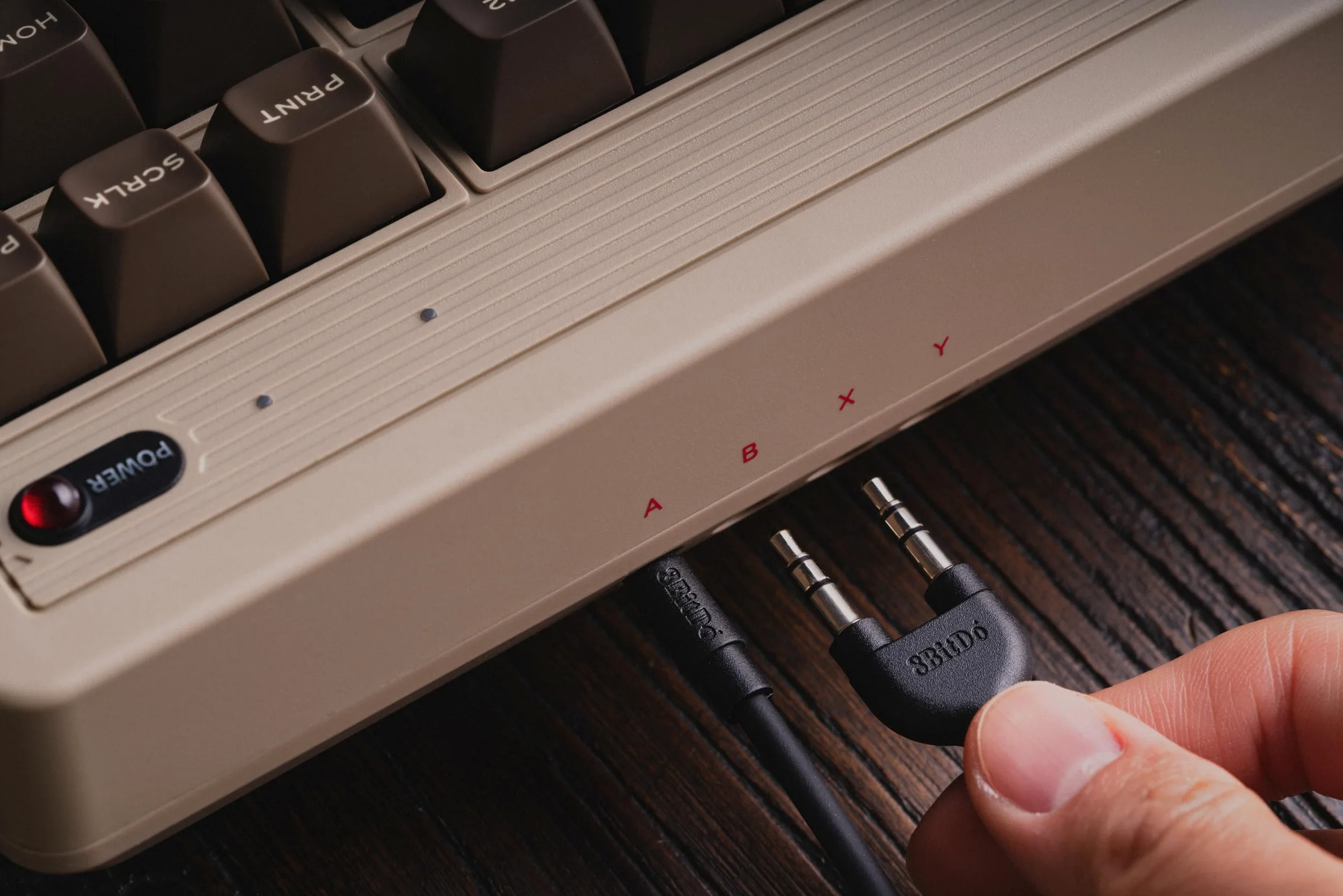 8Bitdo Tastiera meccanica retrò, tastiera da gioco hot switchable Bluetooth/2.4G con 87 tasti, doppio super tasto e super stick per Windows e Android - Layout ISO UK - Edizione C64
