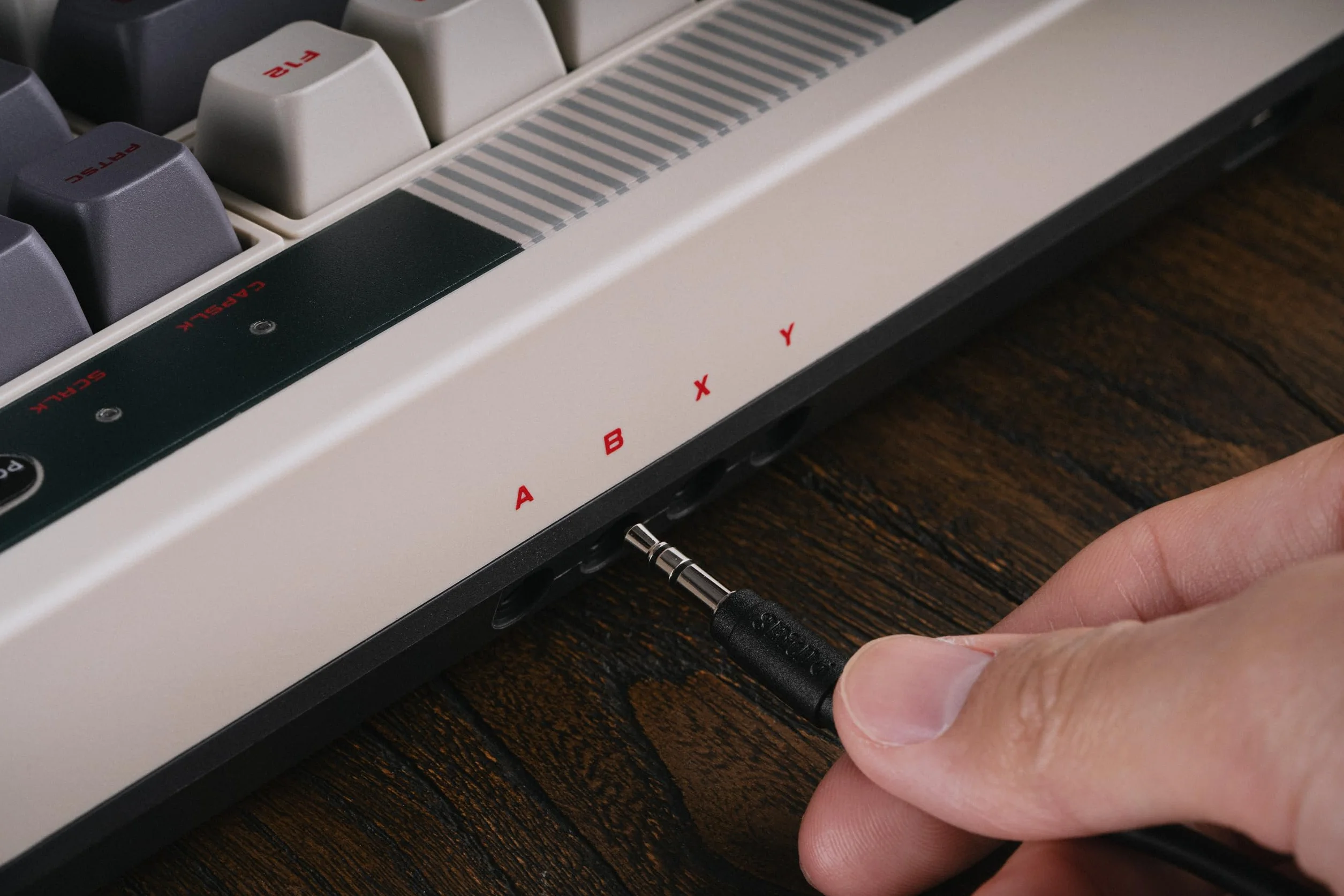8Bitdo Tastiera meccanica retrò, tastiera da gioco sostituibile a caldo Bluetooth/2.4G / USB-C, 87 tasti, doppi pulsanti super programmabili per Windows e Android - QWERTY Spagnolo ISO Dü