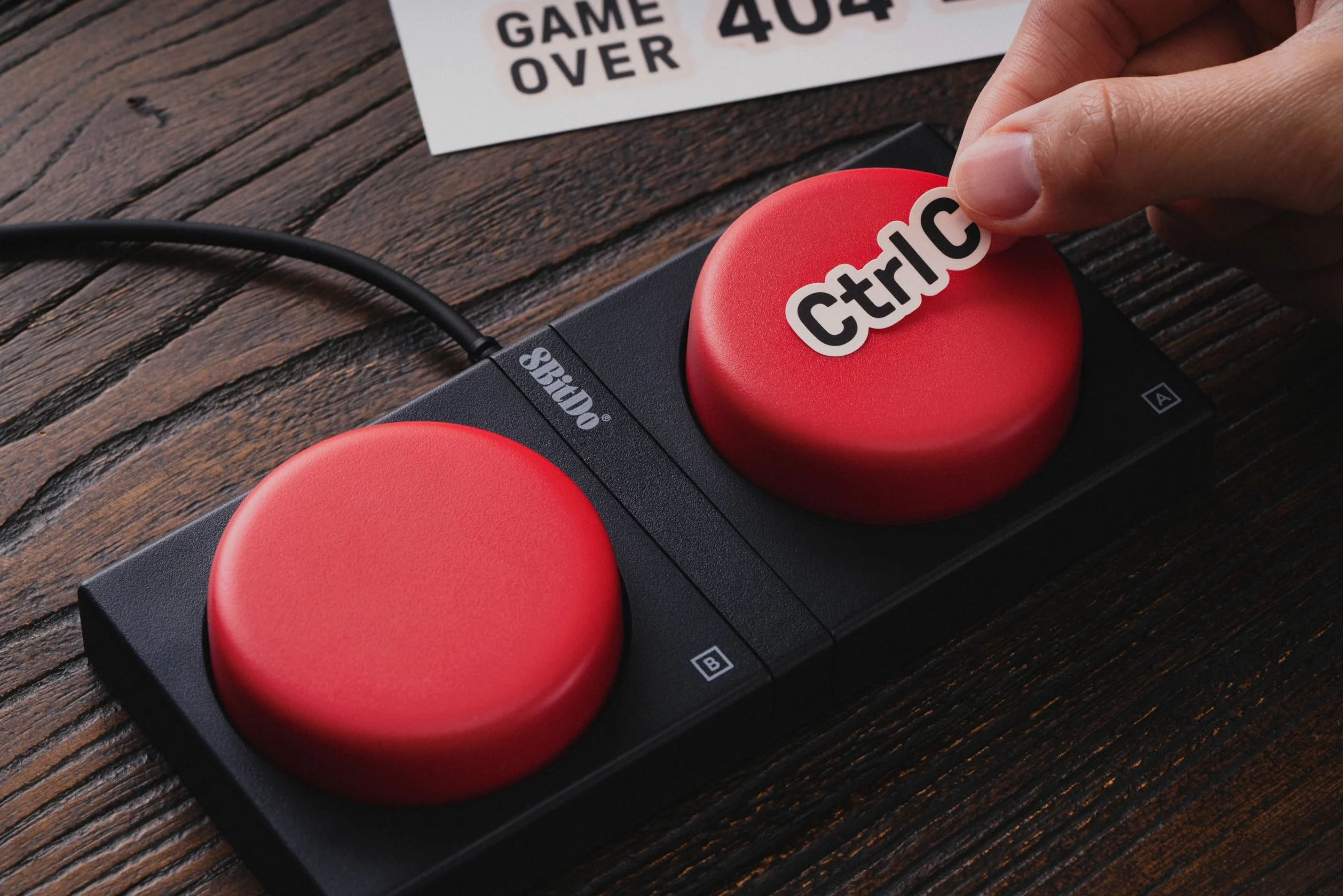 8Bitdo Tastiera meccanica retrò, tastiera da gioco hot switchable Bluetooth/2.4G con 87 tasti, doppio super tasto e super stick per Windows e Android - Layout ISO UK - Edizione C64