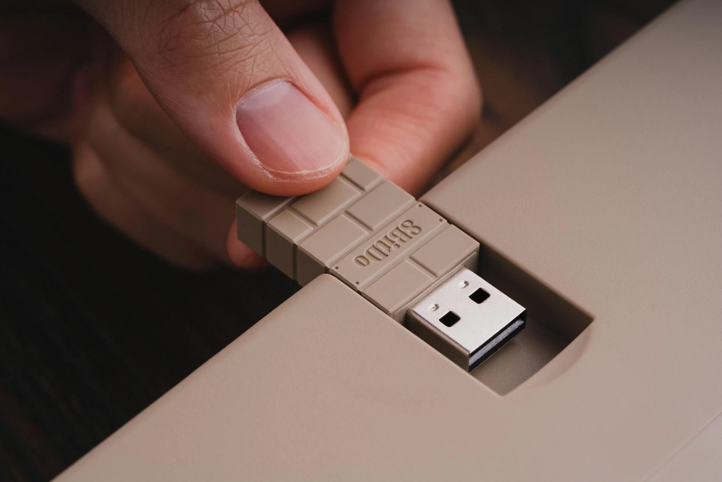 8Bitdo Tastiera meccanica retrò, tastiera da gioco hot switchable Bluetooth/2.4G con 87 tasti, doppio super tasto e super stick per Windows e Android - Layout ISO UK - Edizione C64