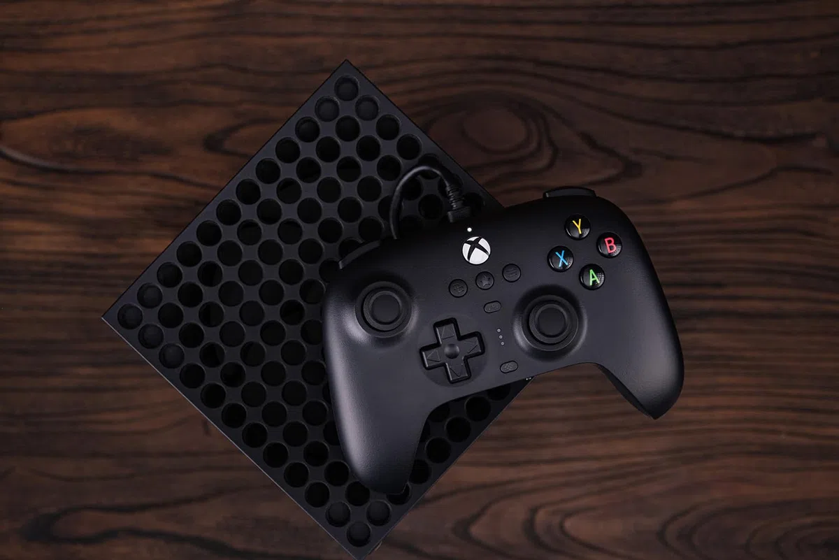 8Bitdo Ultimate Wired Controller for Xbox, Hall Effect Joystick Update, Compatible with Xbox Series X|S, Xbox One, Windows 10 & Windows 11 - Officially Licensed (Black)