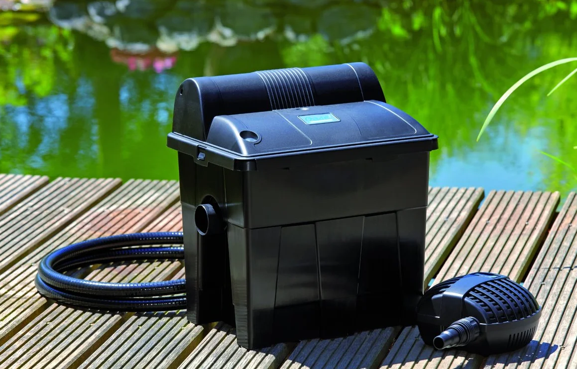 OASE BioSmart 5000 50525 - Filtro di flusso adatto per laghetti fino a 5 m³, sistema di filtraggio, set completo con materiale filtrante, pompa per laghetto e chiarificatore UVC