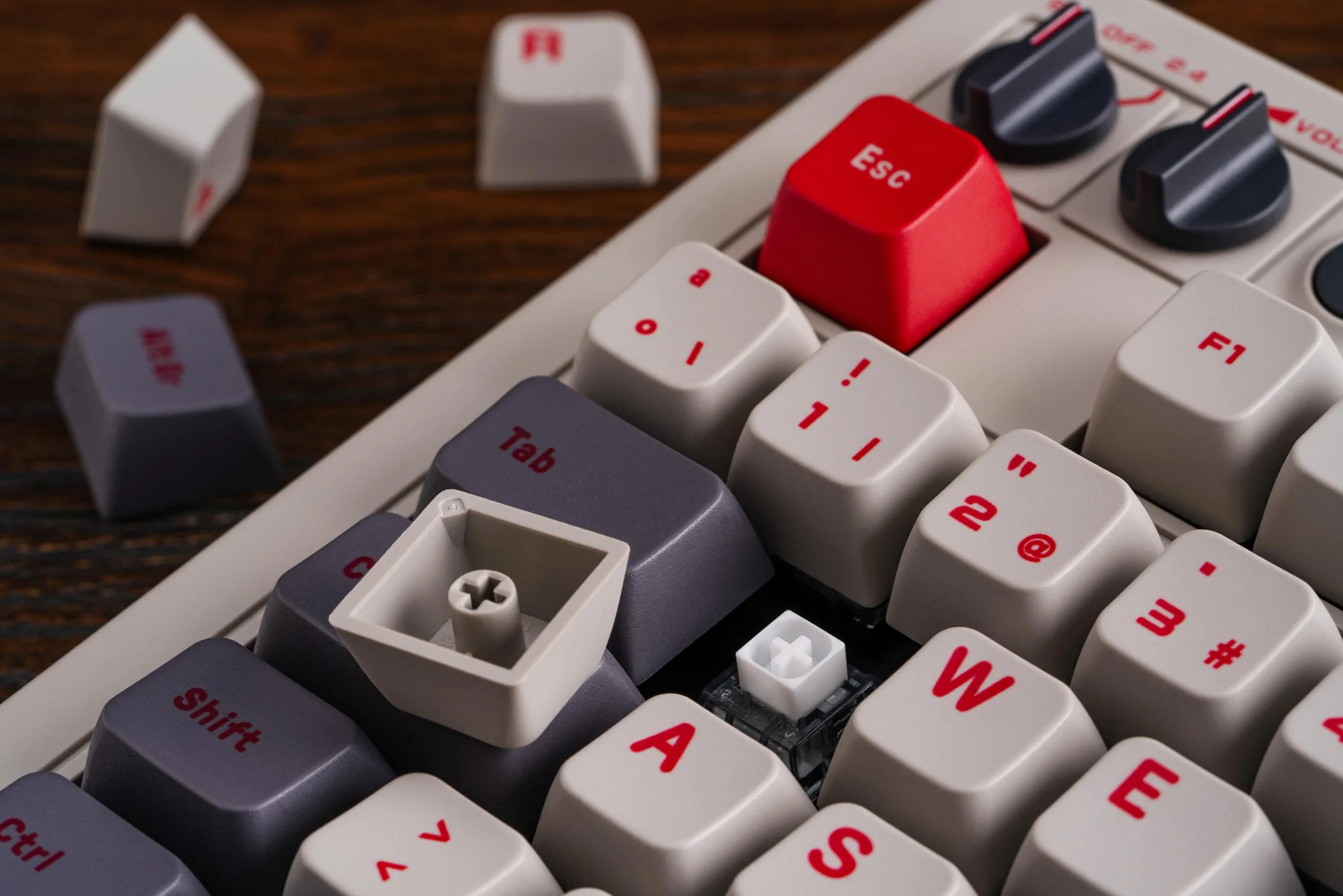 8Bitdo Tastiera meccanica retrò, tastiera da gioco sostituibile a caldo Bluetooth/2.4G / USB-C, 87 tasti, doppi pulsanti super programmabili per Windows e Android - QWERTY Spagnolo ISO Dü
