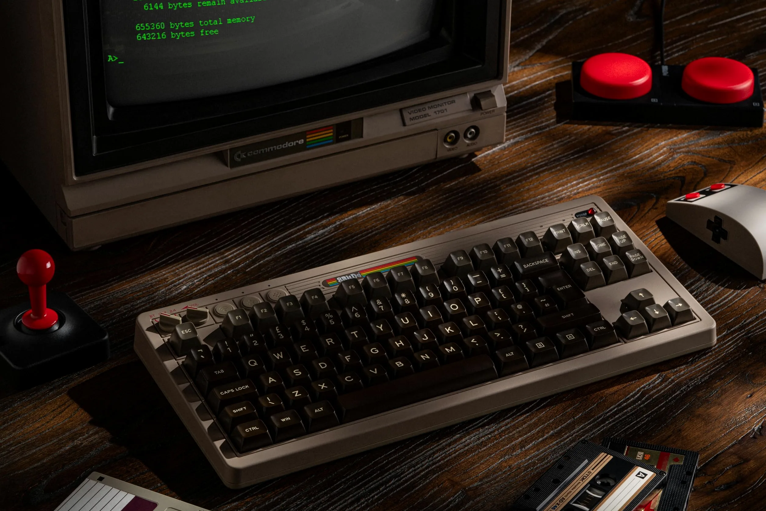 8Bitdo Tastiera meccanica retrò, tastiera da gioco hot switchable Bluetooth/2.4G con 87 tasti, doppio super tasto e super stick per Windows e Android - Layout ISO UK - Edizione C64
