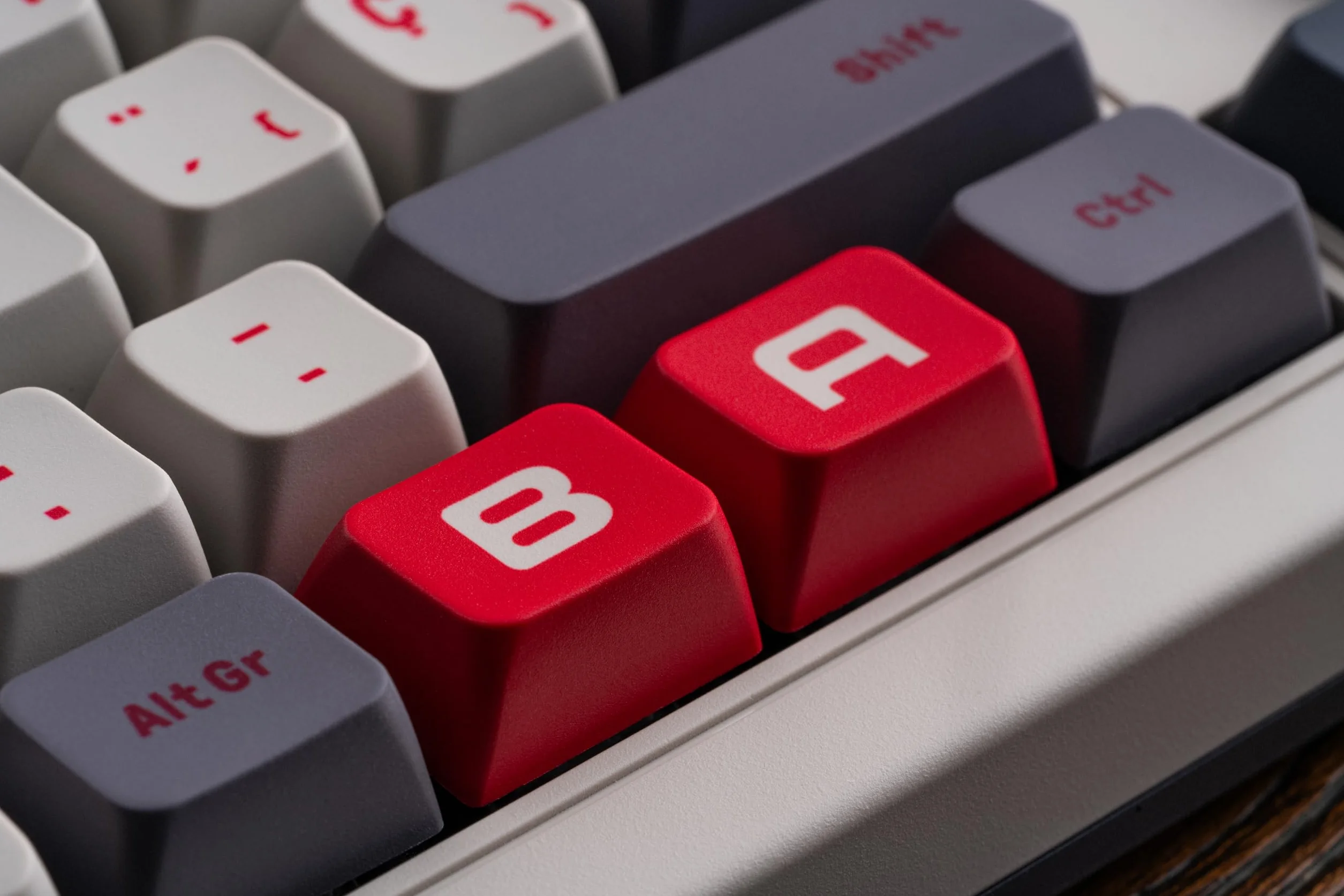 8Bitdo Tastiera meccanica retrò, tastiera da gioco sostituibile a caldo Bluetooth/2.4G / USB-C, 87 tasti, doppi pulsanti super programmabili per Windows e Android - QWERTY Spagnolo ISO Dü
