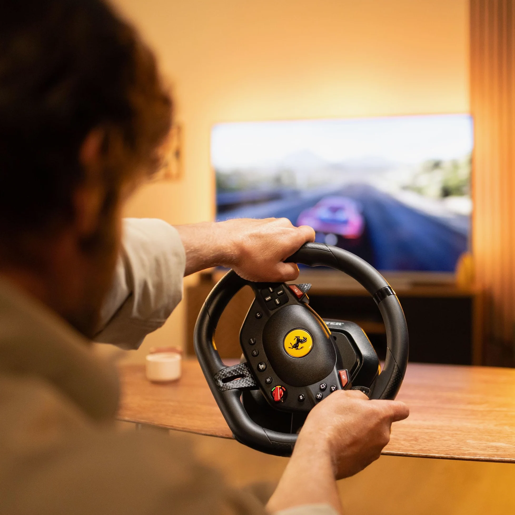 Thrustmaster T98 Ferrari 296 GTB Volante da Corsa con Pedali PS5 PS4 PC Replica Ufficiale Ferrari Tecnologia Bungee Cord Sensori Magnetici H.E.A.R.T